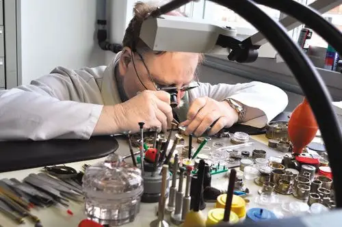 懂得基本保养知识,定期送去专业机构检测维修保养