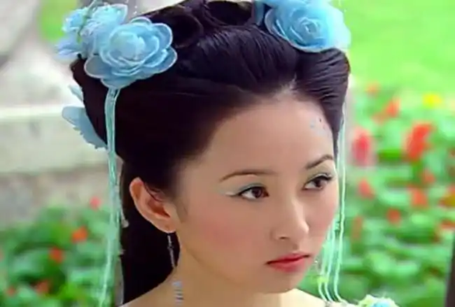 青儿很聪明,刚下凡时因为漂亮遭到了路人的惦记,看着紫儿生活不好,家