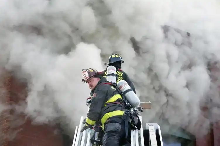 美国圣路易斯一栋大楼发生火灾消防队员出动灭火