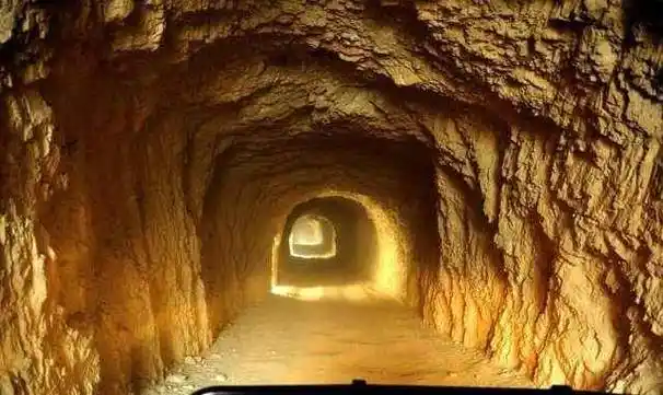 山洞炸出百具尸骨骷颅头从水中蹦出里面金子堆积如山