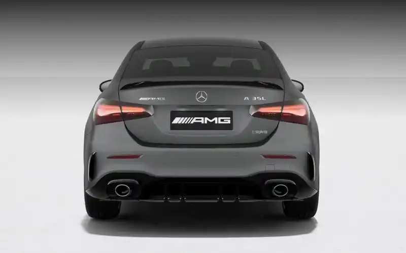 a 35 l 4matic 继续采用 amg 特有的垂瀑式格栅和奔驰最新的灯组设计
