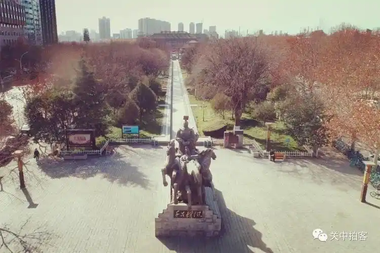 千古雄风:航拍咸阳市中华广场