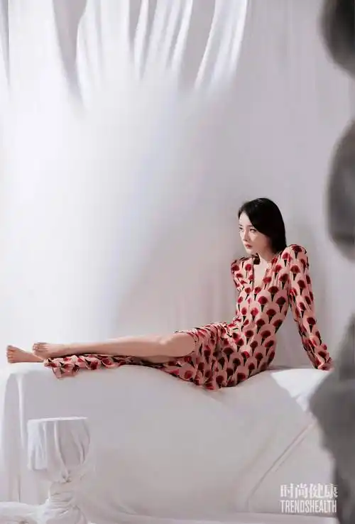 杨幂又登时尚健康三月刊封面,戴宽檐礼帽露大白腿优雅又摩登_黑色