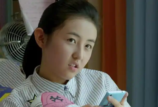 张子枫最初与黄磊合作出演了《小别离》,因此成为演艺圈中备受关注的