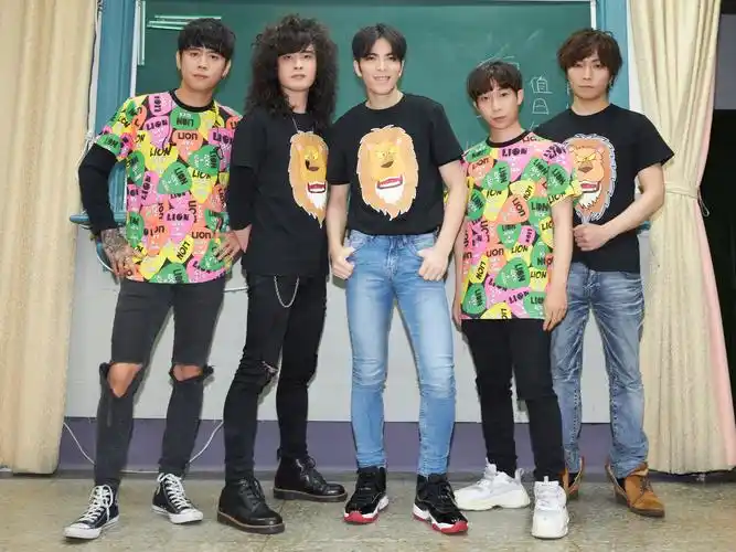 查看更多高清图片近来发行新专辑的狮子,今获邀至北一女的校庆演唱会