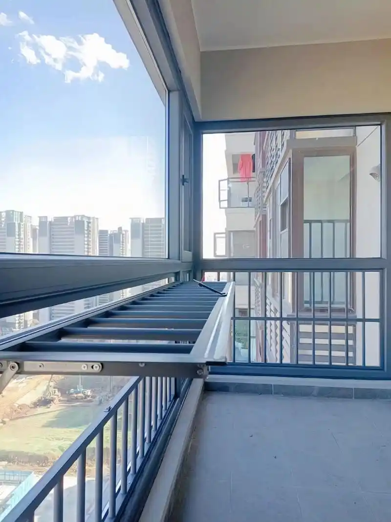 断桥铝封阳台,搭配晾衣架防护栏,安全舒适 昆明|封阳台108断桥隔音窗
