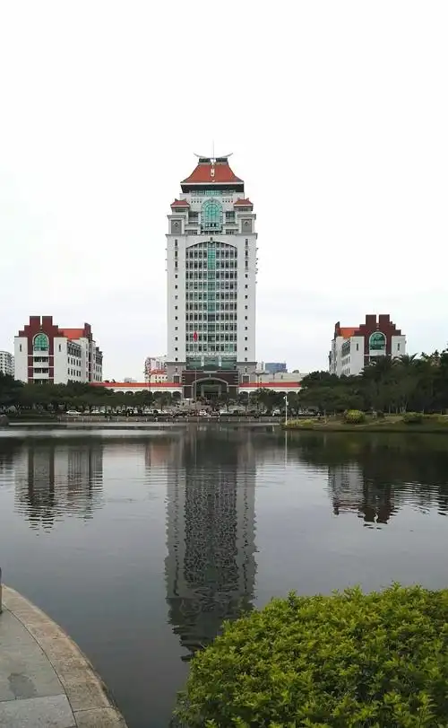 我们曾走近这座白墙红顶的大楼,看见标明为《颂恩楼》,不知其原委