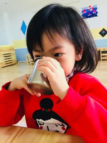 多喝水的小孩会变漂亮哦