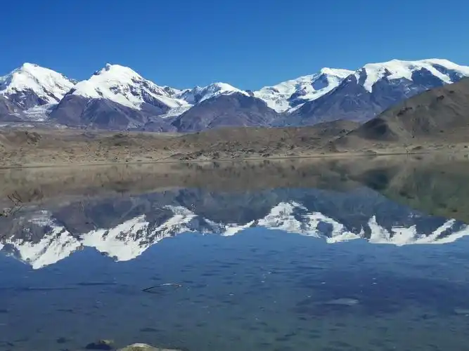 喀湖,刚到,还没有起风,湖水平静如镜面.
