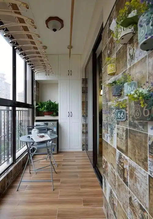 复古的墙砖搭配木纹砖,这个阳台不仅仅是洗衣房,也是一个休闲区,摆放