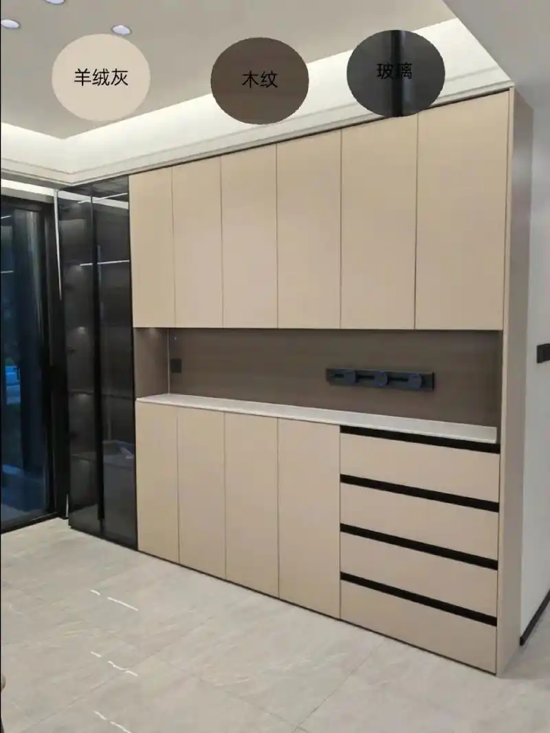 全网最火的餐边柜颜色搭配 浅棕木纹柜体 羊绒灰柜门 灰色玻璃 黑木纹
