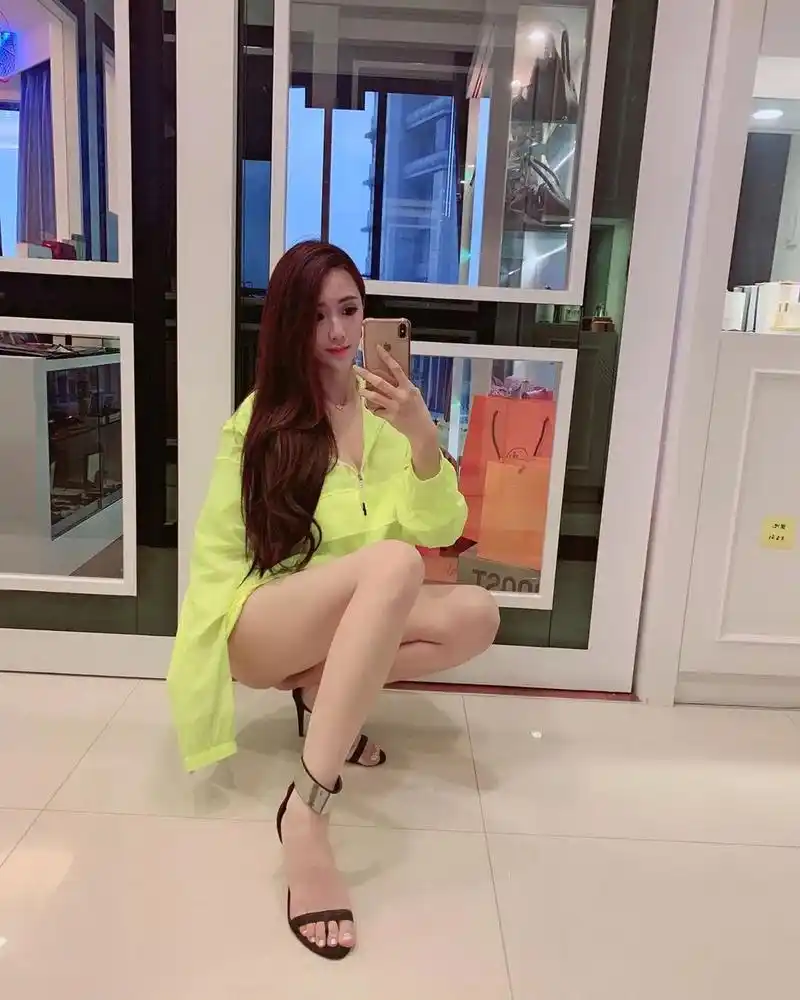 台湾九头身小林志玲,绯闻不断性感火辣,颜值身材绝佳模特翁子涵