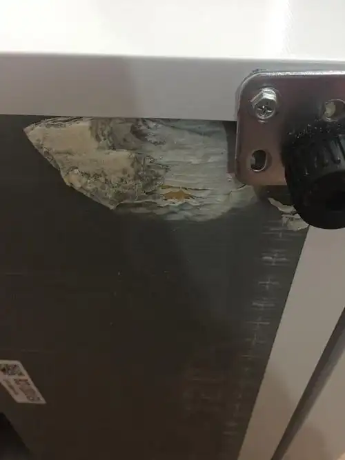 新买的容声冰箱,底部就是坏的,摸着有点纸板的触感,有一个角落是坏的