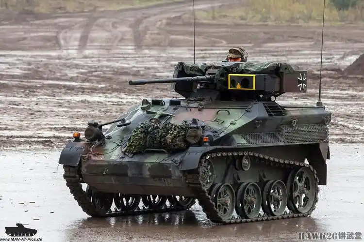 闹市反恐的萌系装甲车戏说德国鼬鼠系列空降战车