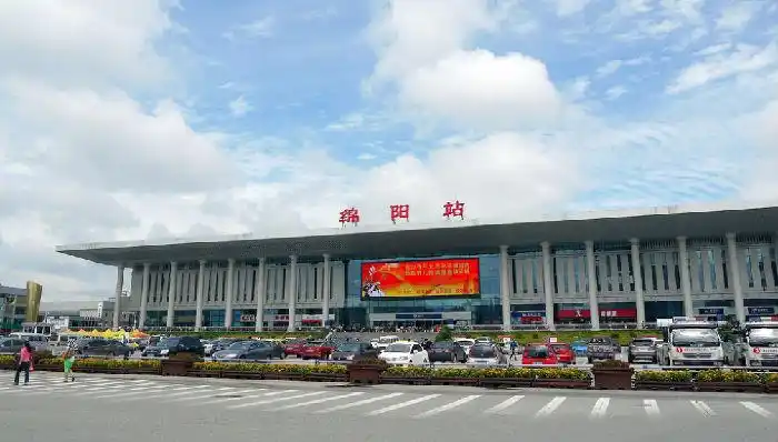 绵阳站进站口led广告 绵阳站性价比最高的led灯箱广告