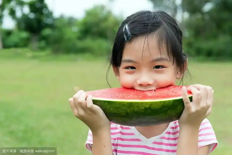 亚洲小孩吃西瓜