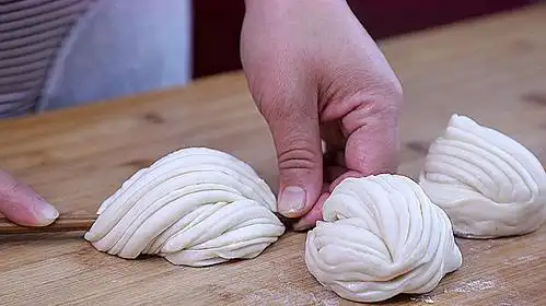 快过年了,教你做花卷馒头,筷子一拧一压,香软可口,层层美味
