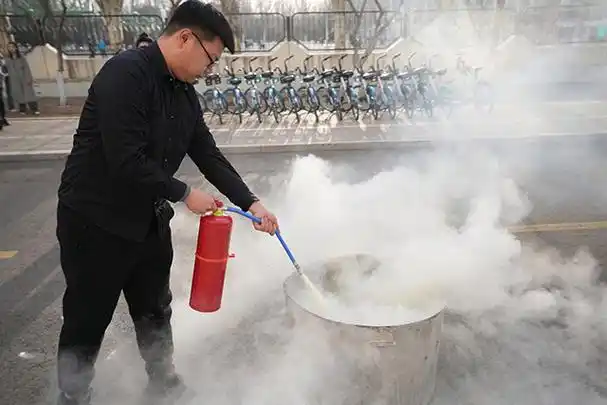 学生使用灭火器灭火