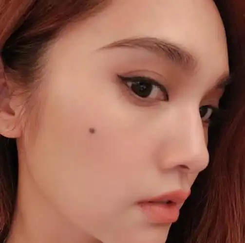 杨丞琳晒自拍眼眸放电 招牌颊边痣个性迷人