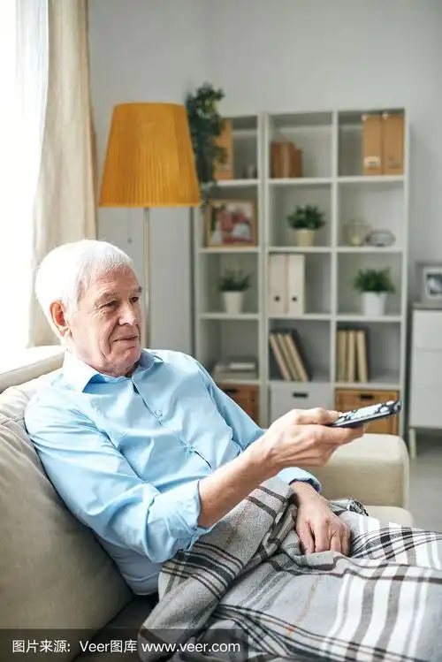 独自看电视的老人