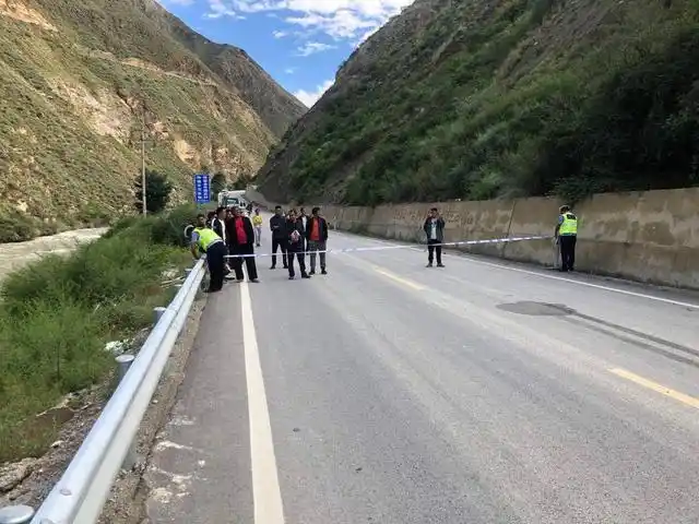 四川甘孜得荣县区域国道g215线发生塌方 通行时间待定|山体滑坡_网易