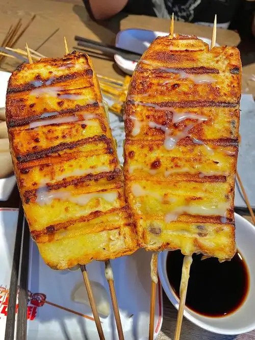 边上边吃了,强推酱油筋和烤牛舌,五花肉卫龙很新颖也好吃鸡汤豆腐串和