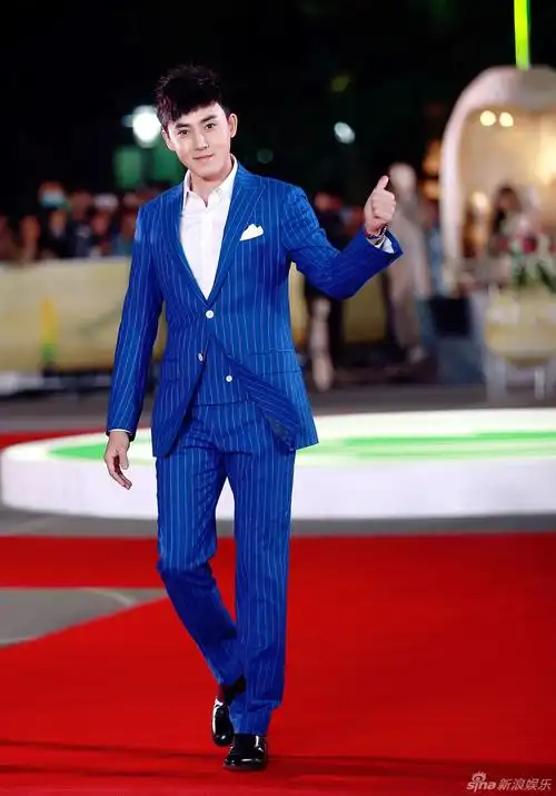 组图:张睿出席戏剧表演奖 蓝色西装显型男魅力_高清图集_新浪网