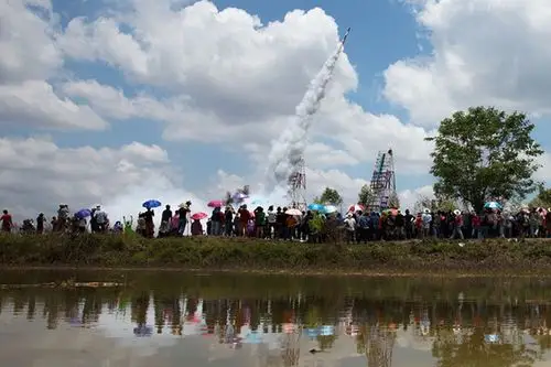 泰国迎来火箭节居民发射简易火箭求雨