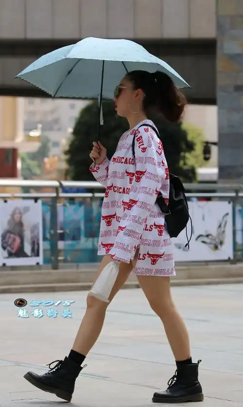 街拍小姐姐穿着牛头字母长袖t恤一看就知道是公牛队的球迷