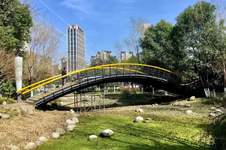 蓝天白云下的王家墩公园【湖北武汉 江汉区】|公园|王家|王家墩_新浪