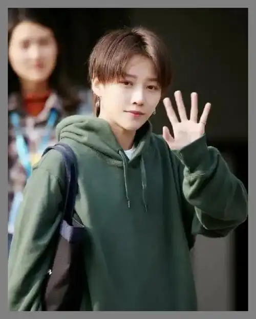 温柔与锋利并存的"少年感",来自于内在的力量!刘雨昕