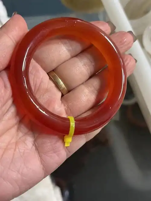 待抛光的马红玛瑙手镯圆条