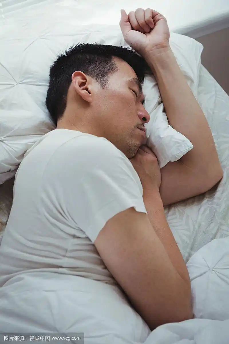 男人睡在卧室里