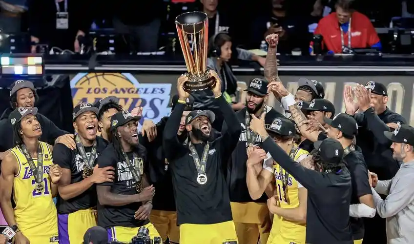 一夜五大动态:湖人冠军奖杯成历史唯一,湖人等4队抢被裁后卫_名单