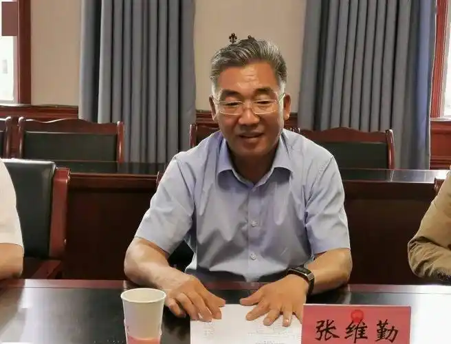 7月7日,乡城县委副书记,县长黄进,四川分公司党委书记,总经理张维勤