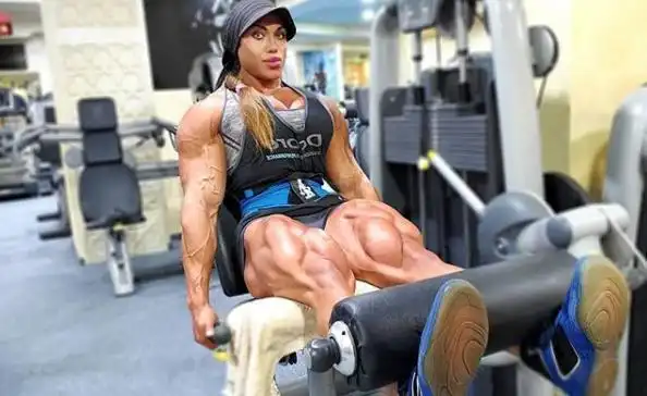 看她这一身强壮健美的肌肉,就知道她是非常热爱力量训练的,而且强度也