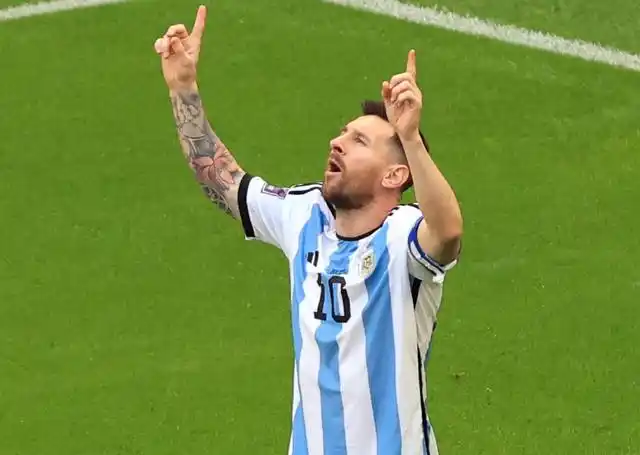 动容!梅西连续2场进球后双手指天,献给马拉多纳,拯救阿根廷