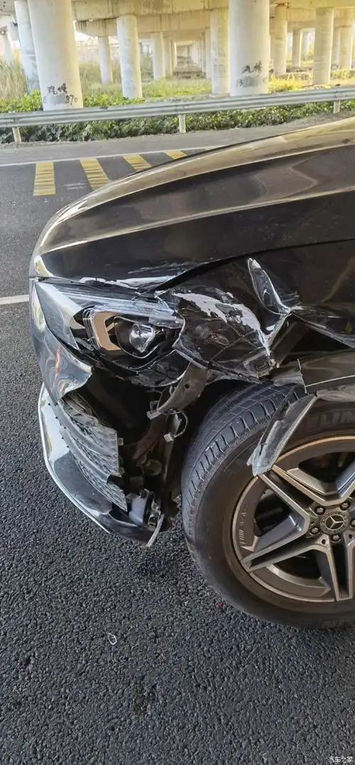 【图】提一个月就撞了,痛……_奔驰gle论坛_汽车之家论坛