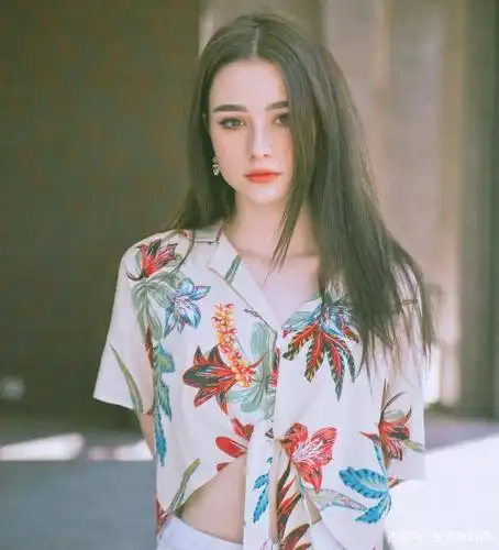 达莎的"仙女颜"无懈可击,身着碎花裙"美到窒息"