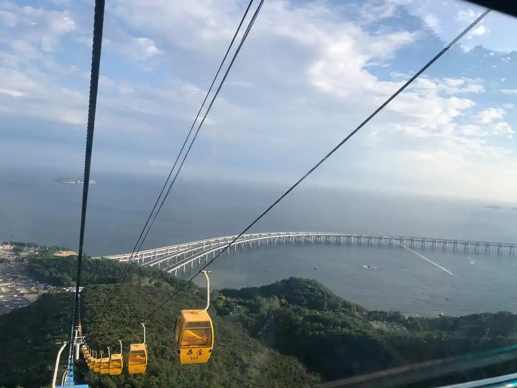 大连莲花山观景台索道缆车俯瞰星海湾大桥