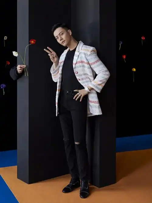 下进行拍摄的陈伟霆,上身身穿黑色软呢香风外套,下身配以深色牛仔裤