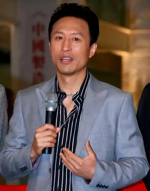 王洛勇的生意越做越好,丁宁在波士顿大学艺术系读书,他们沉浸在恋爱的