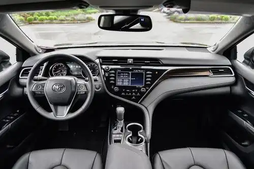 2016新款丰田凯美瑞内饰方面,凯美瑞的内饰布局依旧"四平八稳",倒u型