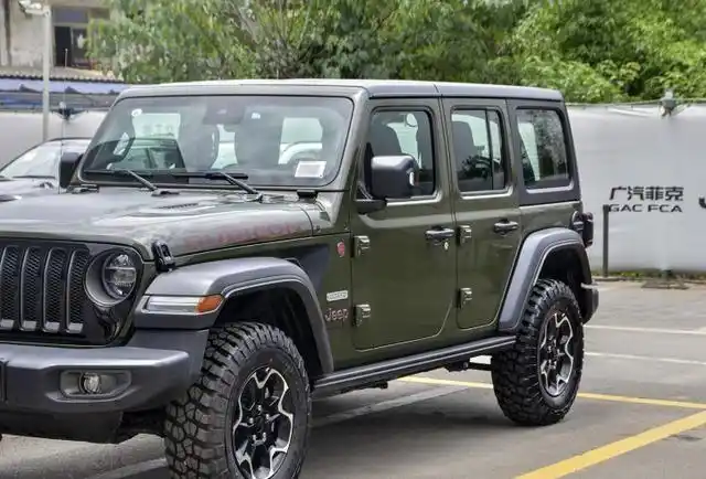 2021款插混版牧马人实拍配双电机6秒破百续航650公里