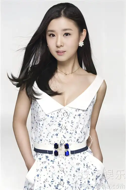 李小萌:以智慧穿搭诠释肉感美 李小萌以其对"肉感美"的独特理解和