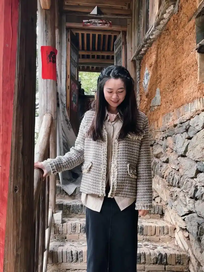 当然要拍照记录啊 #走走看看 图片最好的水印就是人物 - 抖音