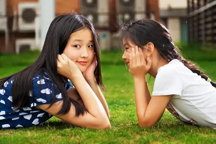 时尚可爱非主流姐妹图片 生命里,有太多熟悉的人