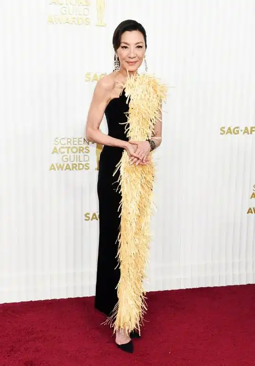 杨紫琼身着春夏高定礼服出席美国演员工会奖颁奖典礼