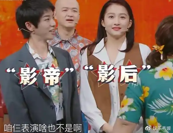 关晓彤与华晨宇拉手转圈谁注意两人牵手方式回家该跪搓衣板了