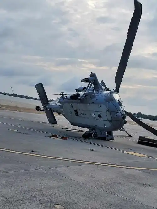 这损失有豪大!直升机拿大顶,这场景难得一见.